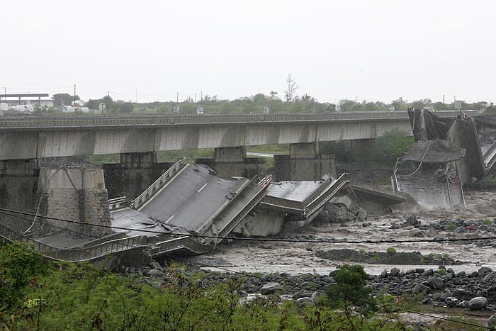 Image d'illustration pour Février 2007: cyclone Gamède et records mondiaux de pluie à La Réunion