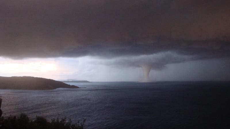 Image d'illustration pour Trombes marines dans le Sud-Est - photos et explications du phénomène
