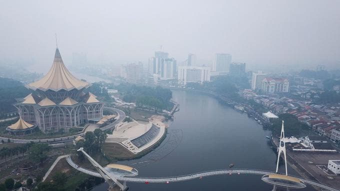 Image d'illustration pour De violents incendies enveloppent l'Asie du Sud-Est dans un nuage toxique