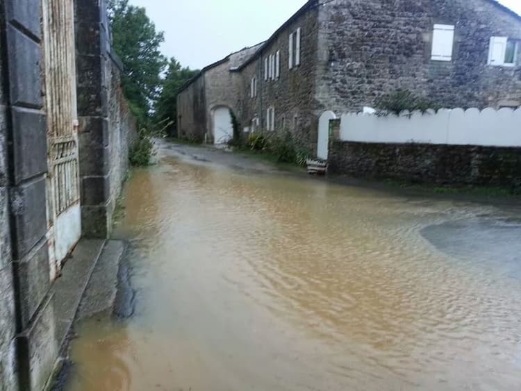Image d'illustration pour Orages stationnaires, crues et inondations sur l'Aveyron (1 mort)