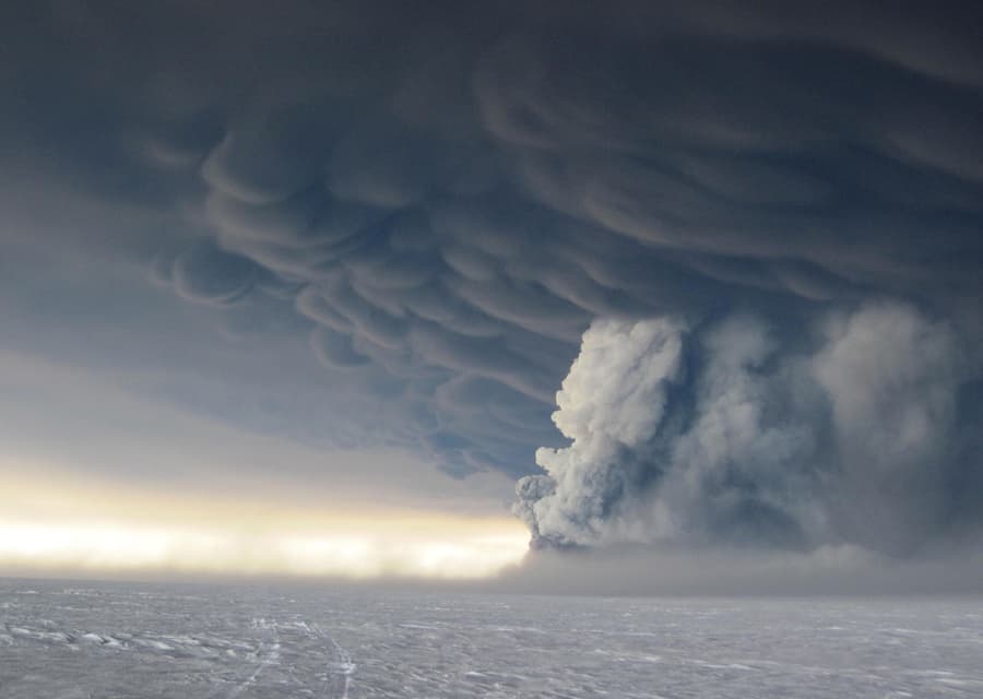 Image d'illustration pour Orages volcaniques, un phénomène fascinant mais encore mal compris