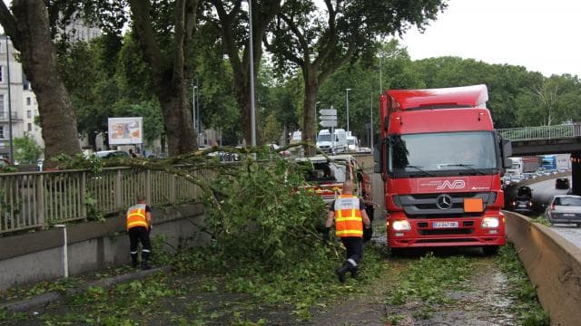 Image d'illustration pour Orage fort sur le Nord-Ouest : rues inondées, supermarché effondré, foudre