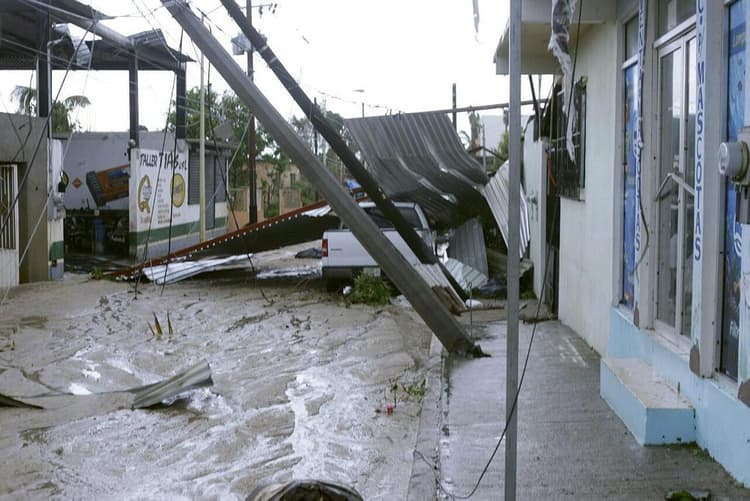 Image d'illustration pour Cyclones au Mexique : l'ouragan Odile fait des dégâts, la tempête Polo menace
