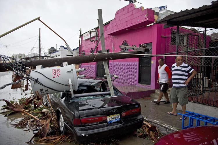 Image d'illustration pour Cyclones au Mexique : l'ouragan Odile fait des dégâts, la tempête Polo menace