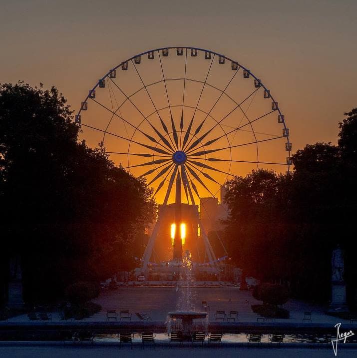 Image d'illustration pour Parishenge : Le soleil se couche sous l'Arc de Triomphe à Paris