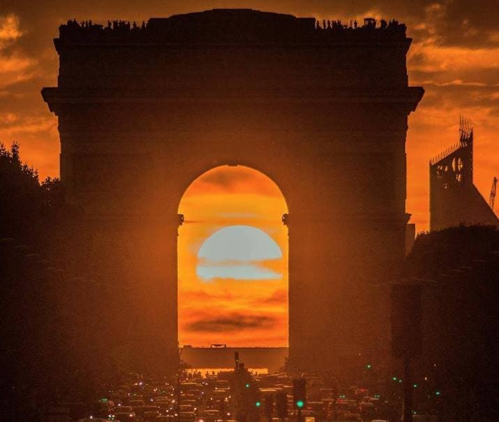 Image d'illustration pour Parishenge : Le soleil se couche sous l'Arc de Triomphe à Paris
