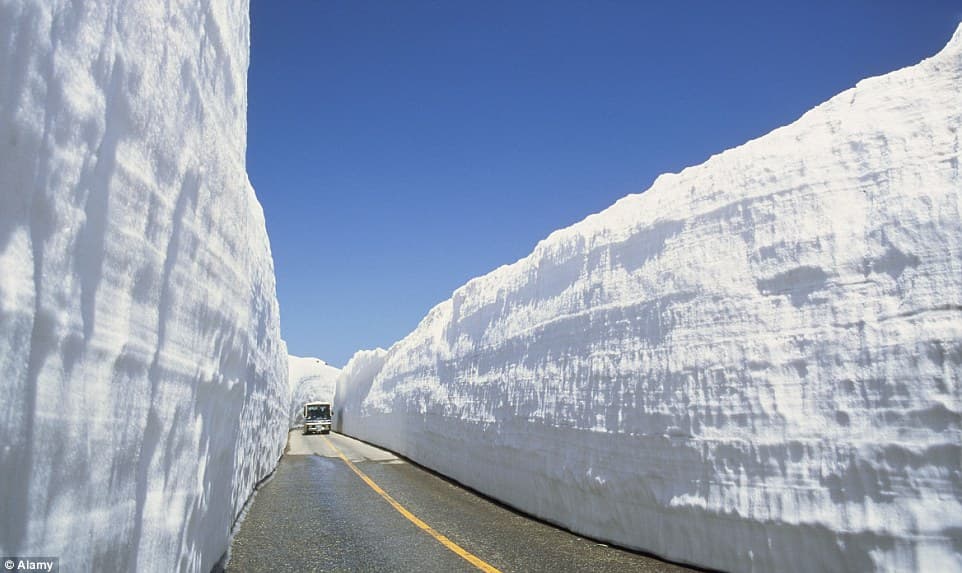 Image d'illustration pour Murs de neige sur la route Tateyama Kurobe au Japon
