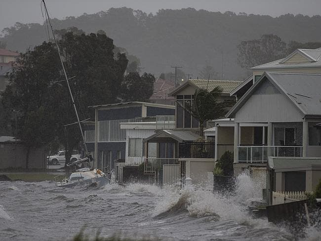 Image d'illustration pour Forte tempête sur l'Est de l'Australie : vagues, érosion et inondations