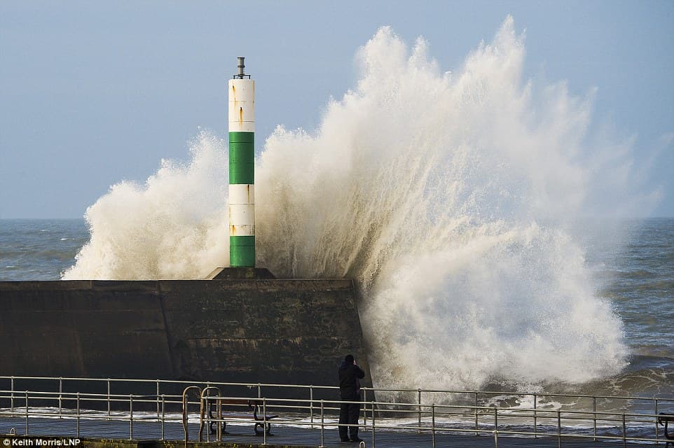 Image d'illustration pour Bilan météo du week-end : tempêtes au Nord & records de chaleur au Sud