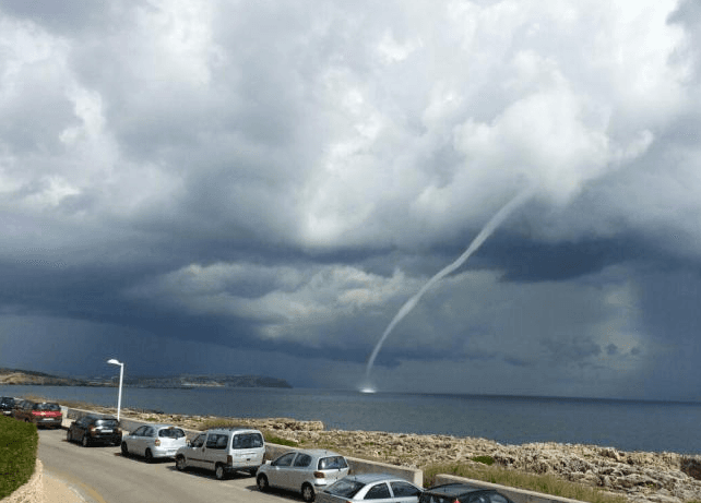 Image d'illustration pour Trombes marines près du Var, des Bouches du Rhône et des Baléares
