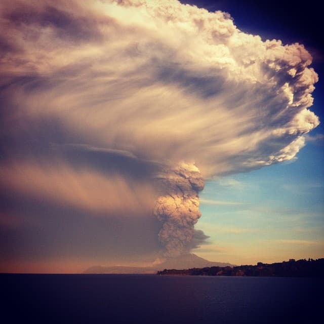 Image d'illustration pour Volcan Calbuco au Chili : pyrocumulonimbus et foudre volcanique