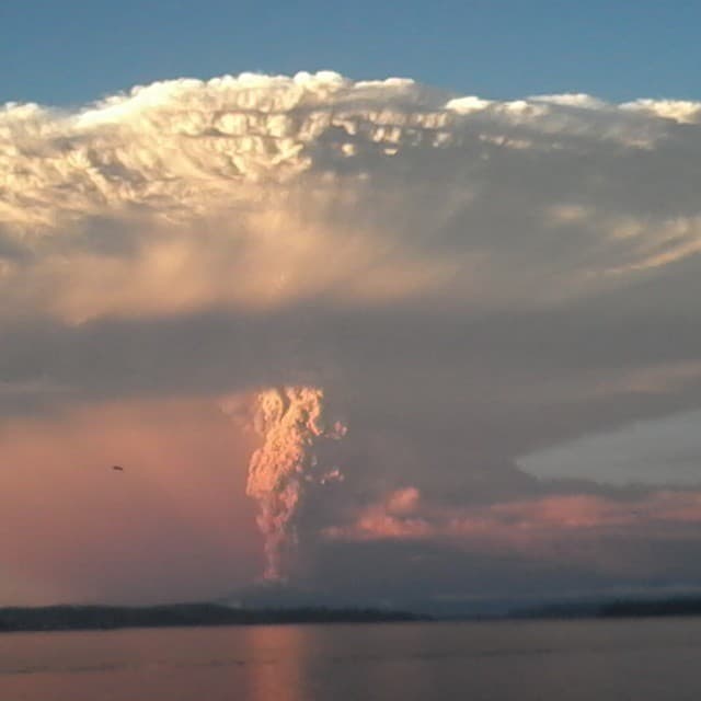 Image d'illustration pour Volcan Calbuco au Chili : pyrocumulonimbus et foudre volcanique