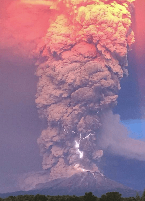 Image d'illustration pour Volcan Calbuco au Chili : pyrocumulonimbus et foudre volcanique