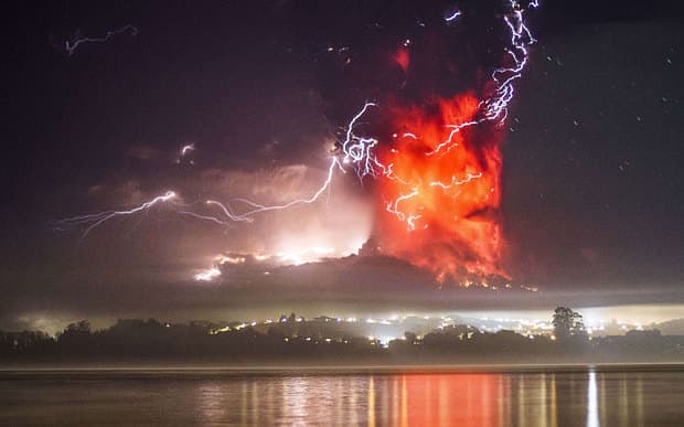 Image d'illustration pour Volcan Calbuco au Chili : pyrocumulonimbus et foudre volcanique